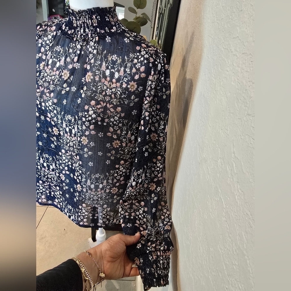 Aqua Women’s Long Sleeve Floral Metallic Blouse Size M - Picture 3 of 6